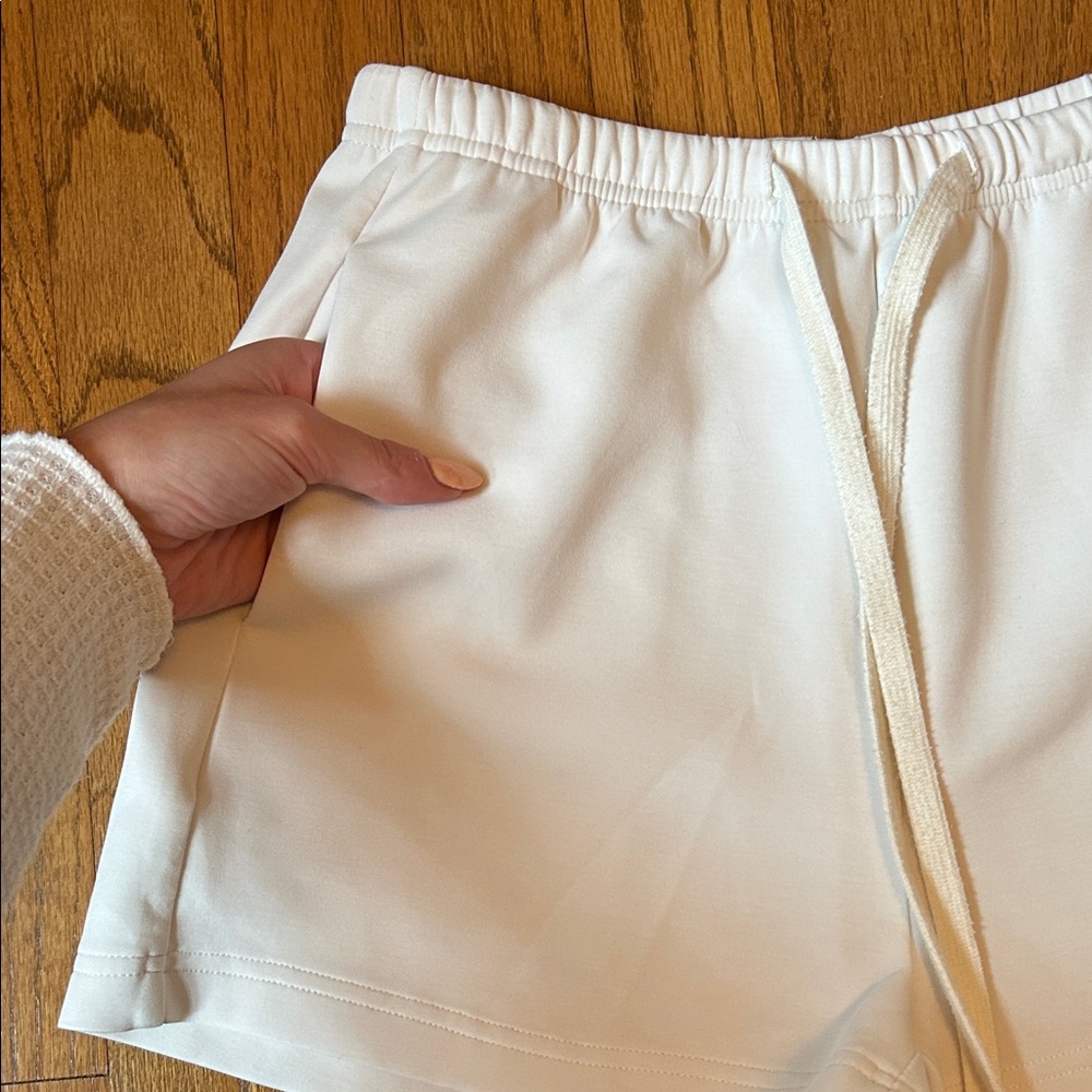 Stradivarius Shorts - Picture 4 of 4